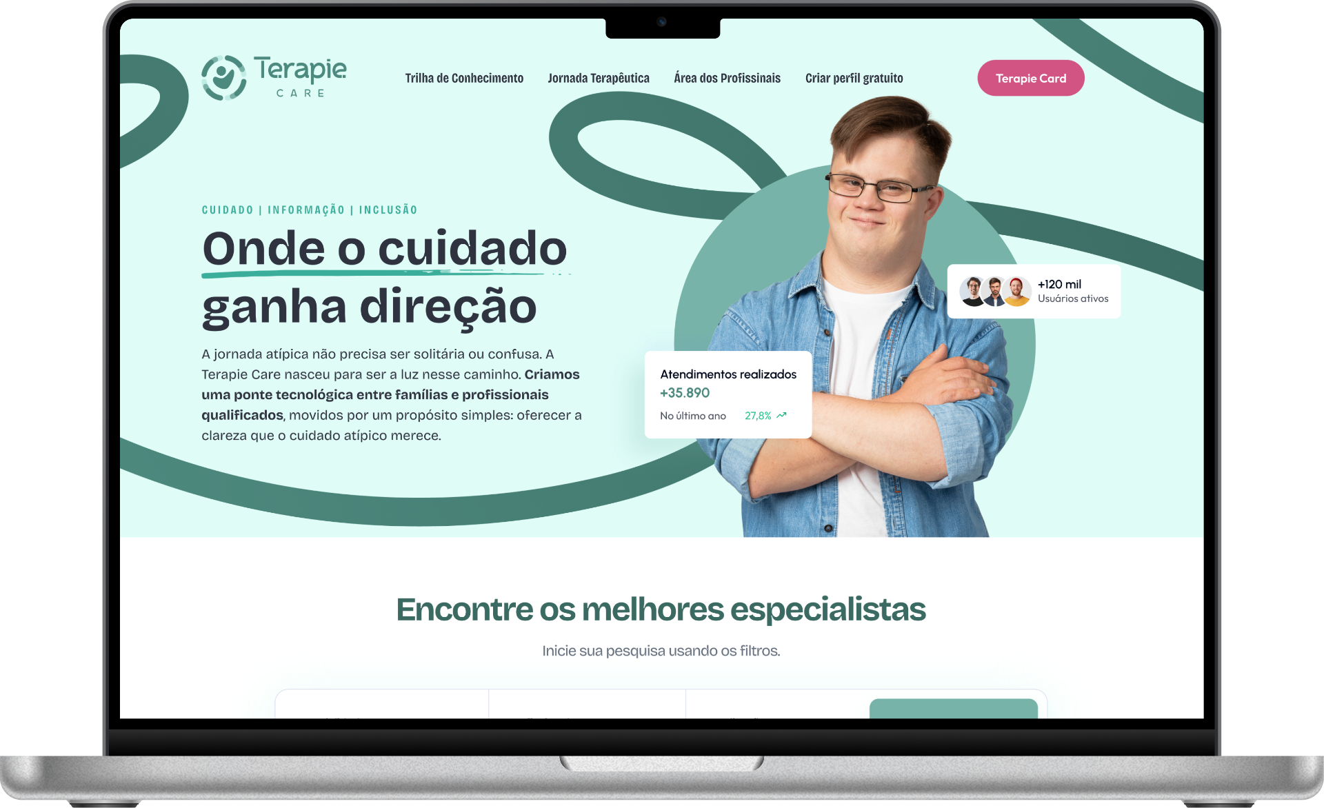 Profissional usando a plataforma Terapie Care em tablet
